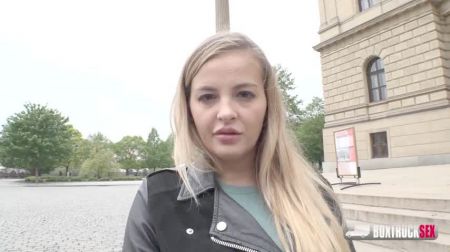 Keyra Agustina Strip Hot